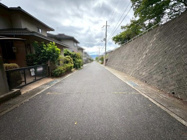 岩出市西安上　中古戸建の前面道路含む現地写真