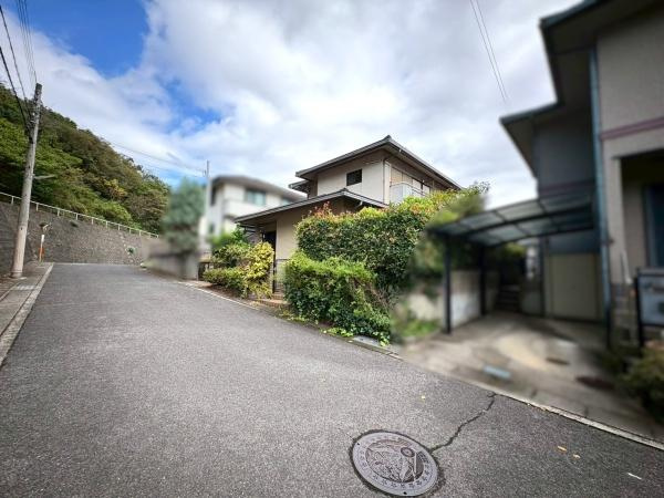 岩出市西安上　中古戸建の前面道路含む現地写真
