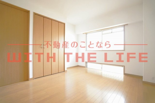 フジマンション【キャッシュバック対象物件】の居間・リビング|落ち着いた色調の洋室です