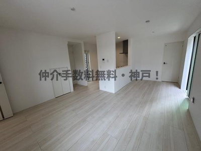 【居間・リビング】 | 明石朝霧台　新築戸建1号棟　仲介手数料無料！ | こちらのリビングで趣味の時間をお楽しみください