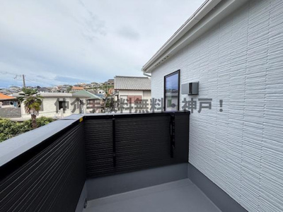 【バルコニー】 | 明石朝霧台　新築戸建1号棟　仲介手数料無料！ | バルコニーからの眺めを楽しみながら食事をしませんか