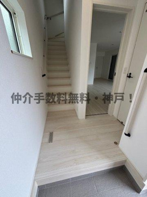 【玄関】 | 明石朝霧台　新築戸建1号棟　仲介手数料無料！ | きれいな玄関です