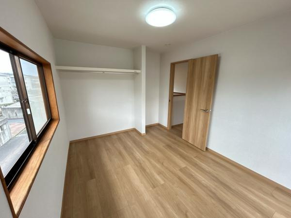 【洋室】 | 2階6帖の洋室です。
床を重ね張り、クロス張替え、照明交換しております。