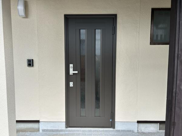【玄関】 | 玄関の外観写真です。
扉は新品に交換しております。
