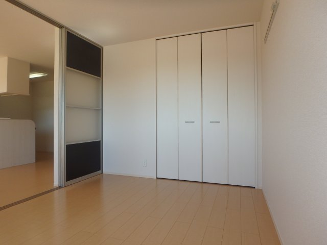 カリスの洋室|リビング横の洋室