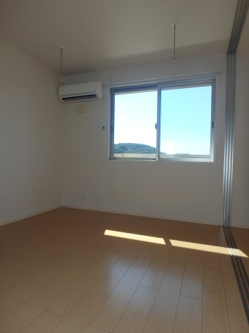 カリスの洋室|リビング横の洋室は室内物干が付いています