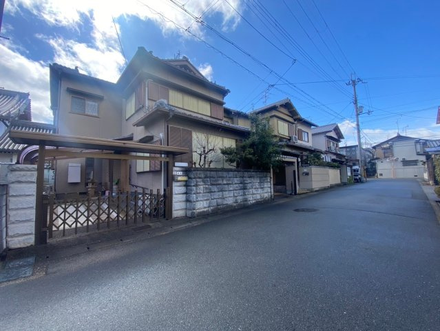 【成約済】向日市鶏冠井町御屋敷の前面道路含む現地写真|間口広々の整形地！向かいのお家との距離も適度に取れて、住みやすい環境地です(^^)/