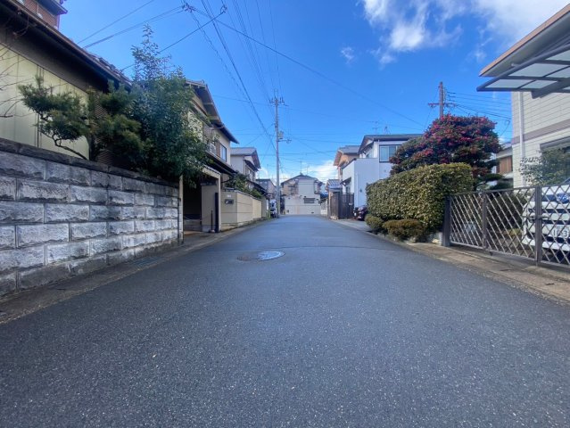 【成約済】向日市鶏冠井町御屋敷の前面道路含む現地写真|前道は広々としており、お車の駐車も便利です！