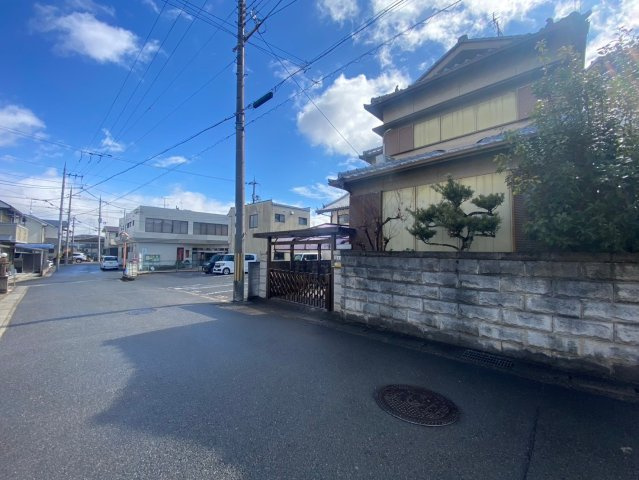 【成約済】向日市鶏冠井町御屋敷の前面道路含む現地写真|
お家の東側は駐車場なのでとても開放的な立地です！
前面道路も広く、ご駐車も楽々可能です♪