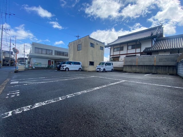 【成約済】向日市鶏冠井町御屋敷の周辺|東側には、広々とした月極駐車場がございます。
抜け感があり、大変開放的な住環境です！