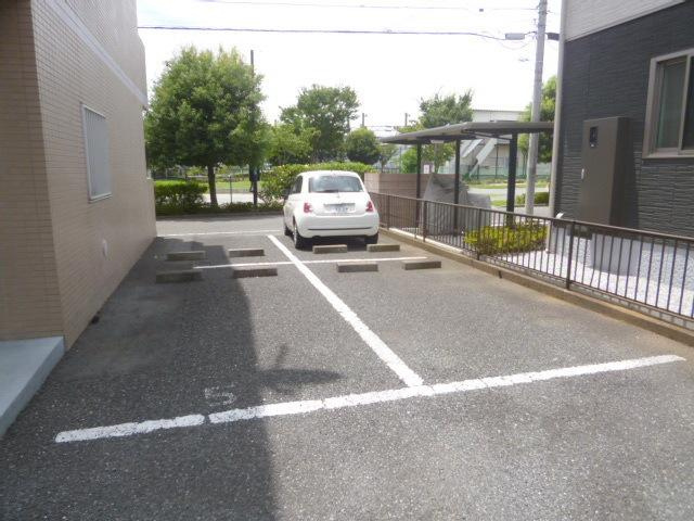 ジュネス高幡の駐車場