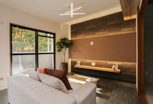 エメラルドマンション草津青地Ⅰ　天然木フルリノベーションのその他|天然木”栗”のTVボードと”楠”のガラステーブルがおしゃれ♪