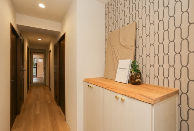 エメラルドマンション草津青地Ⅰ　天然木フルリノベーションのキッチン|キッチン背面も天然木”栗”の造作棚♪