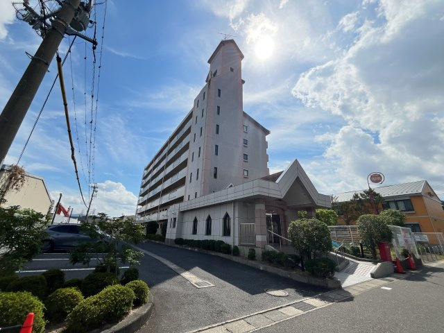 エメラルドマンション草津青地Ⅰ　天然木フルリノベーションの玄関|シューズボックスの天板にも天然木”楠”使用しております♪