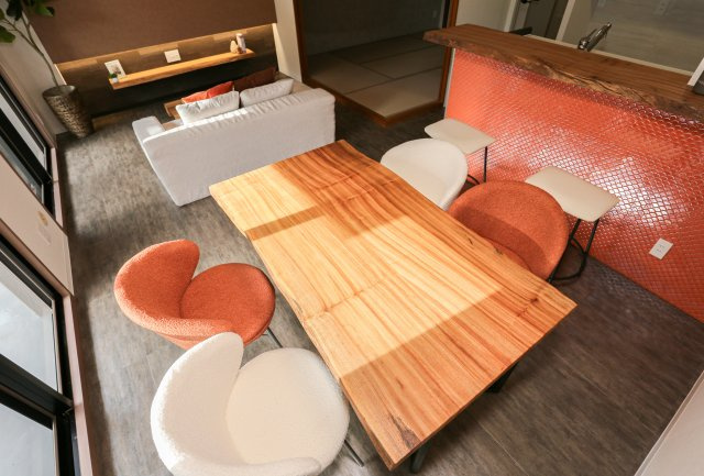 エメラルドマンション草津青地Ⅰ　天然木フルリノベーションのキッチン|天然木”楠”のダイニングテーブルはおうちの主役♪