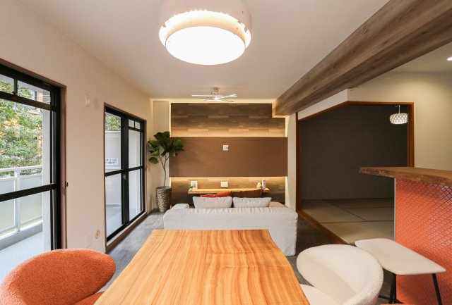 エメラルドマンション草津青地Ⅰ　天然木フルリノベーションの居間・リビング|温かみのあるお部屋です♪