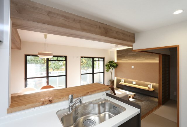 エメラルドマンション草津青地Ⅰ　天然木フルリノベーションの居間・リビング