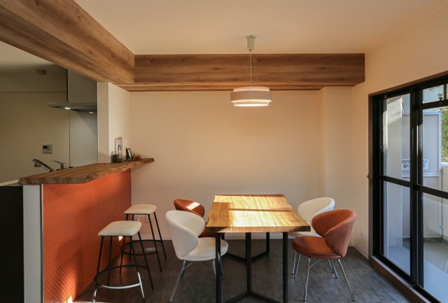 エメラルドマンション草津青地Ⅰ　天然木フルリノベーションのダイニング|家具・照明付きで販売中です♪