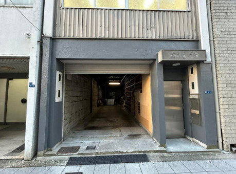 南ビルのエントランス|建物の内部です