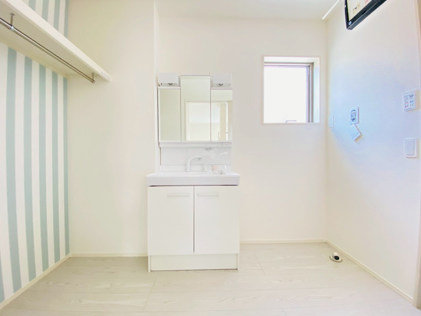 よかタウン／菊池郡大津町美咲野4丁目1期／１号棟の独立洗面台|朝の支度にも助かる、独立の洗髪洗面化粧台です。