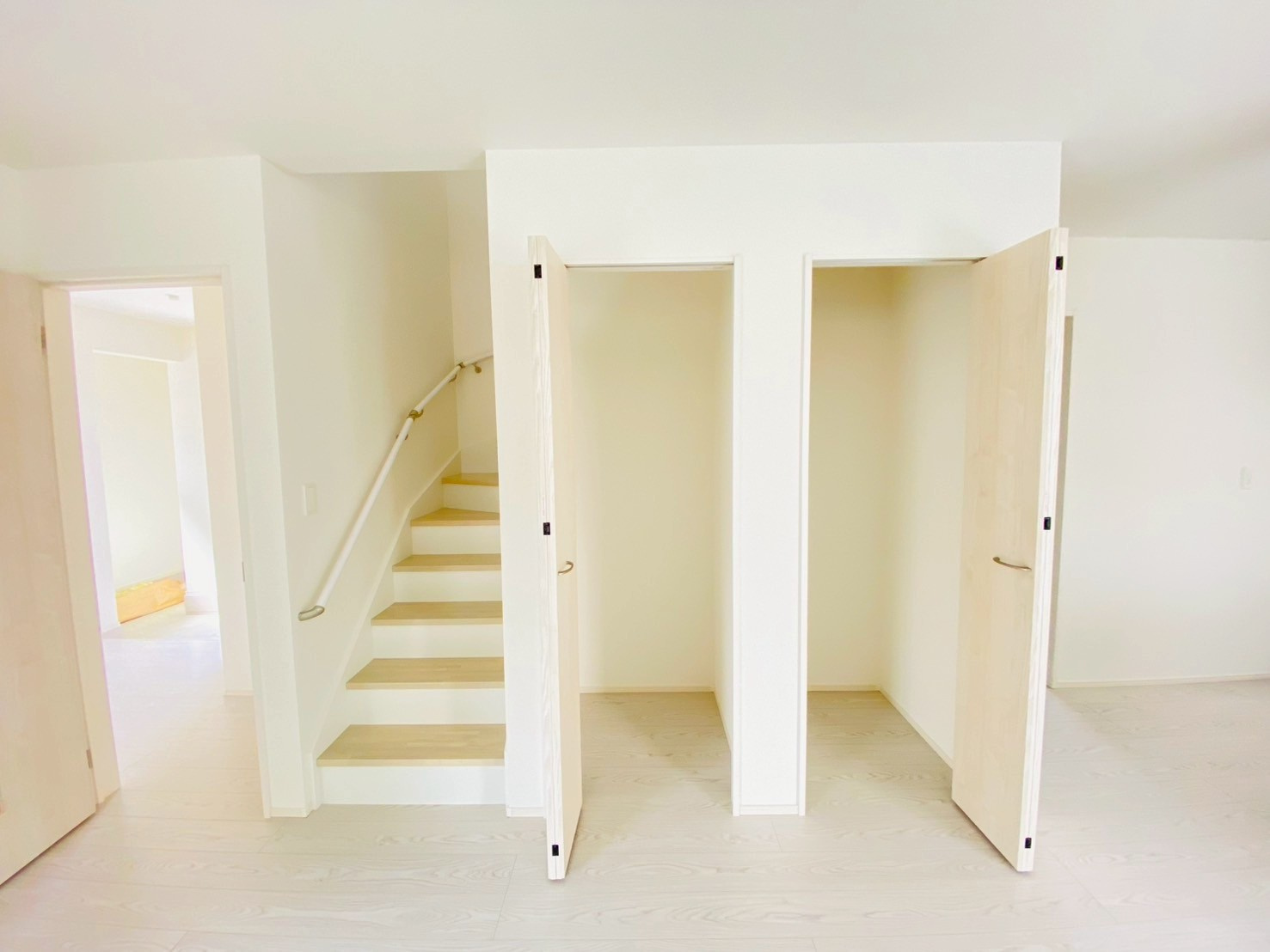 よかタウン／菊池郡大津町美咲野4丁目1期／１号棟の収納|二階へ繋がる階段は、手すりもついていて安心です。階段横にしっかり収納もあります。