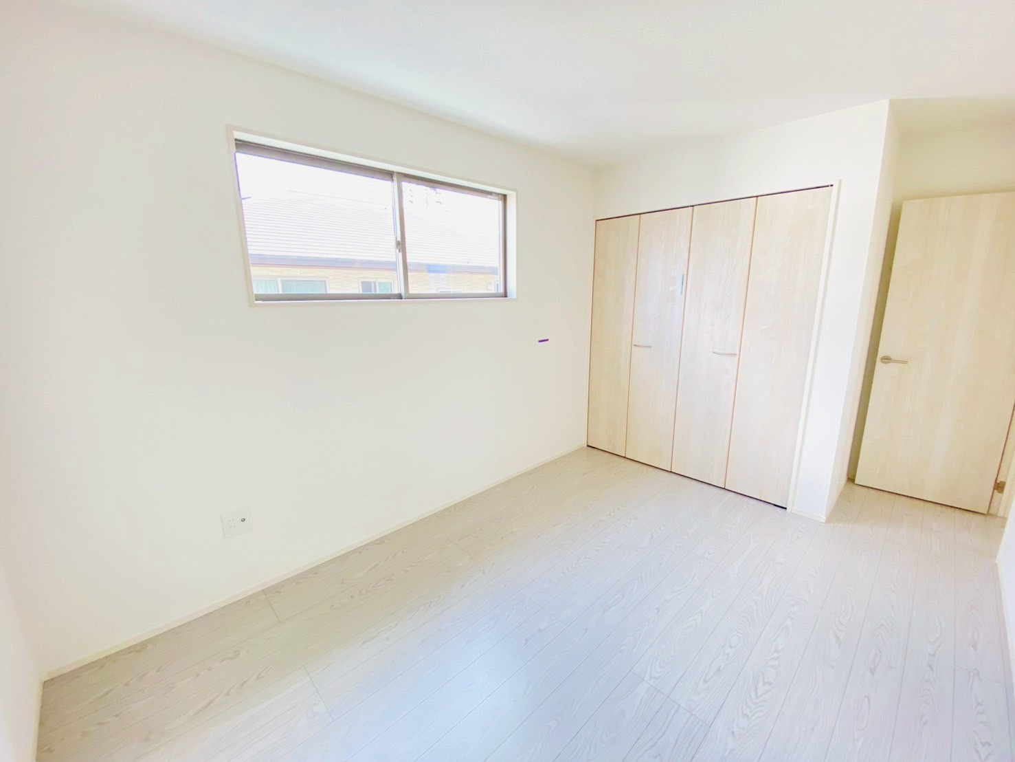 よかタウン／菊池郡大津町美咲野4丁目1期／１号棟の洋室|高めの窓はプライバシーを守ってくれます。