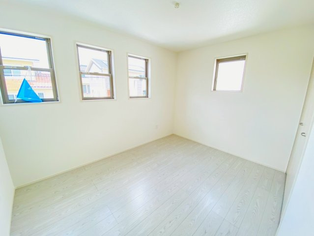 よかタウン／菊池郡大津町美咲野4丁目1期／１号棟の洋室|複数の窓から光が入るのでお部屋が明るくなります。