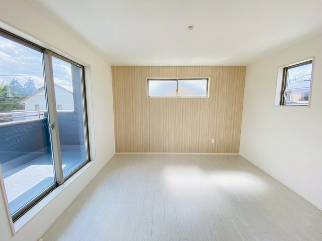 よかタウン／菊池郡大津町美咲野4丁目1期／１号棟の洋室|バルコニーに面した大きな窓から光が差し込む明るい洋室です。
