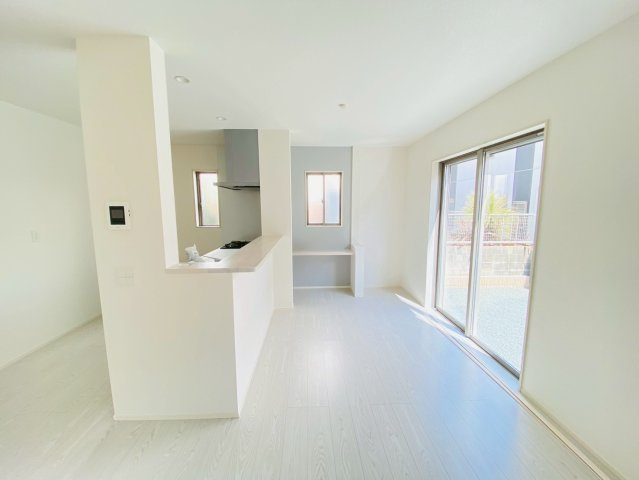 よかタウン／菊池郡大津町美咲野4丁目1期／１号棟の居間・リビング|南側に大きな窓があり明るい日差しが入ってきます。