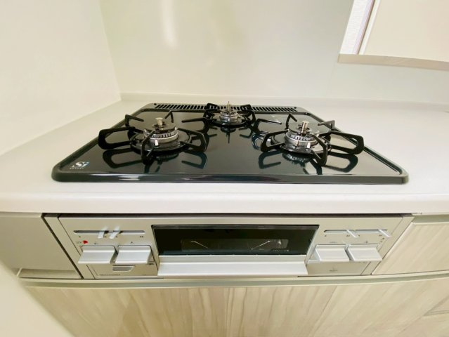 よかタウン／菊池郡大津町美咲野4丁目1期／１号棟のキッチン|三口コンロでお料理の効率も上がります。