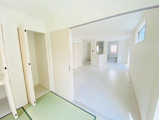 よかタウン／菊池郡大津町美咲野4丁目1期／１号棟の和室|リビングの隣に和室があるので、家族でのんびりした空間を共有できます。