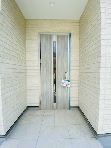 よかタウン／菊池郡大津町美咲野4丁目1期／１号棟の玄関|明るい印象の玄関。雨の日でも濡れずに宅配の荷物が受け取れます。