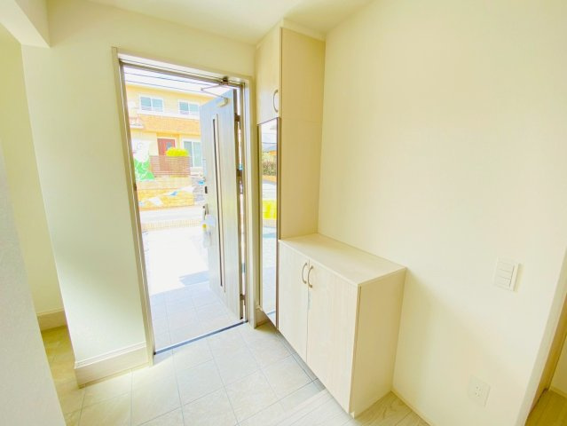 よかタウン／菊池郡大津町美咲野4丁目1期／１号棟の玄関|玄関横に大きなシューズインクローゼットがあります。