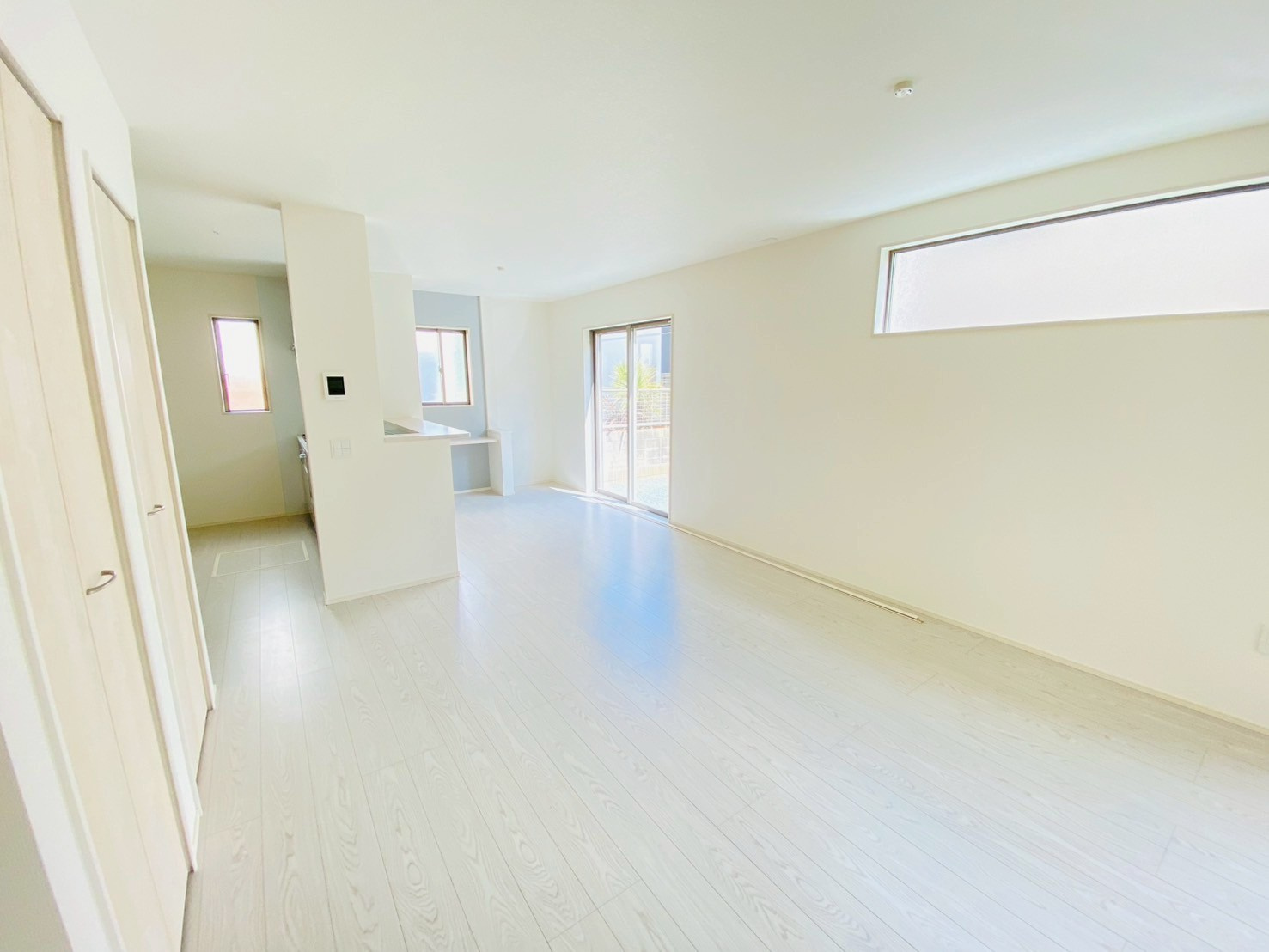 よかタウン／菊池郡大津町美咲野4丁目1期／１号棟のキッチン|窓から自然光が差し込む、おしゃれなリビングです。