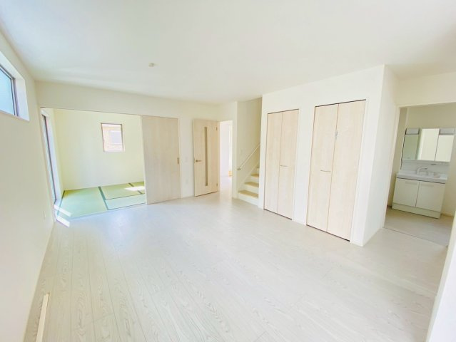 よかタウン／菊池郡大津町美咲野4丁目1期／１号棟の居間・リビング|全体を見渡せる使いやすいリビングです。くつろぐご家族の様子を見ながらのんびりと過ごせます。