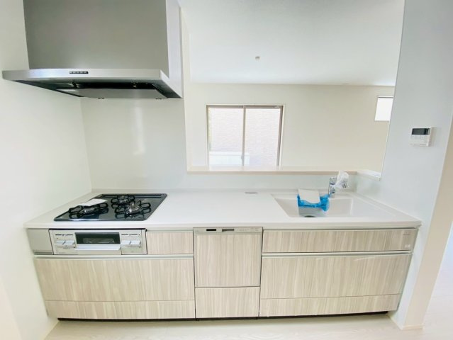 よかタウン／菊池郡大津町美咲野4丁目1期／１号棟のキッチン|キッチンからリビング全体が見渡せます。家族の様子を見ながら料理ができる使い勝手のいいLDKです。