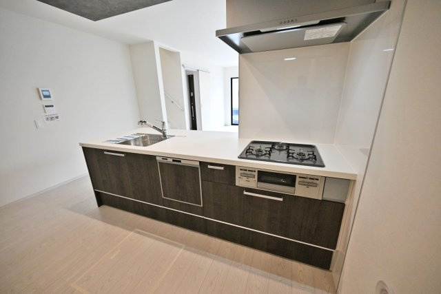 テラシエ朝日ケ丘町新築一戸建て全2区画│4LDK+駐車2台可（制限有）のキッチン|収納を設置しても十分は広さがあるので料理をするのも効率よく動けます。