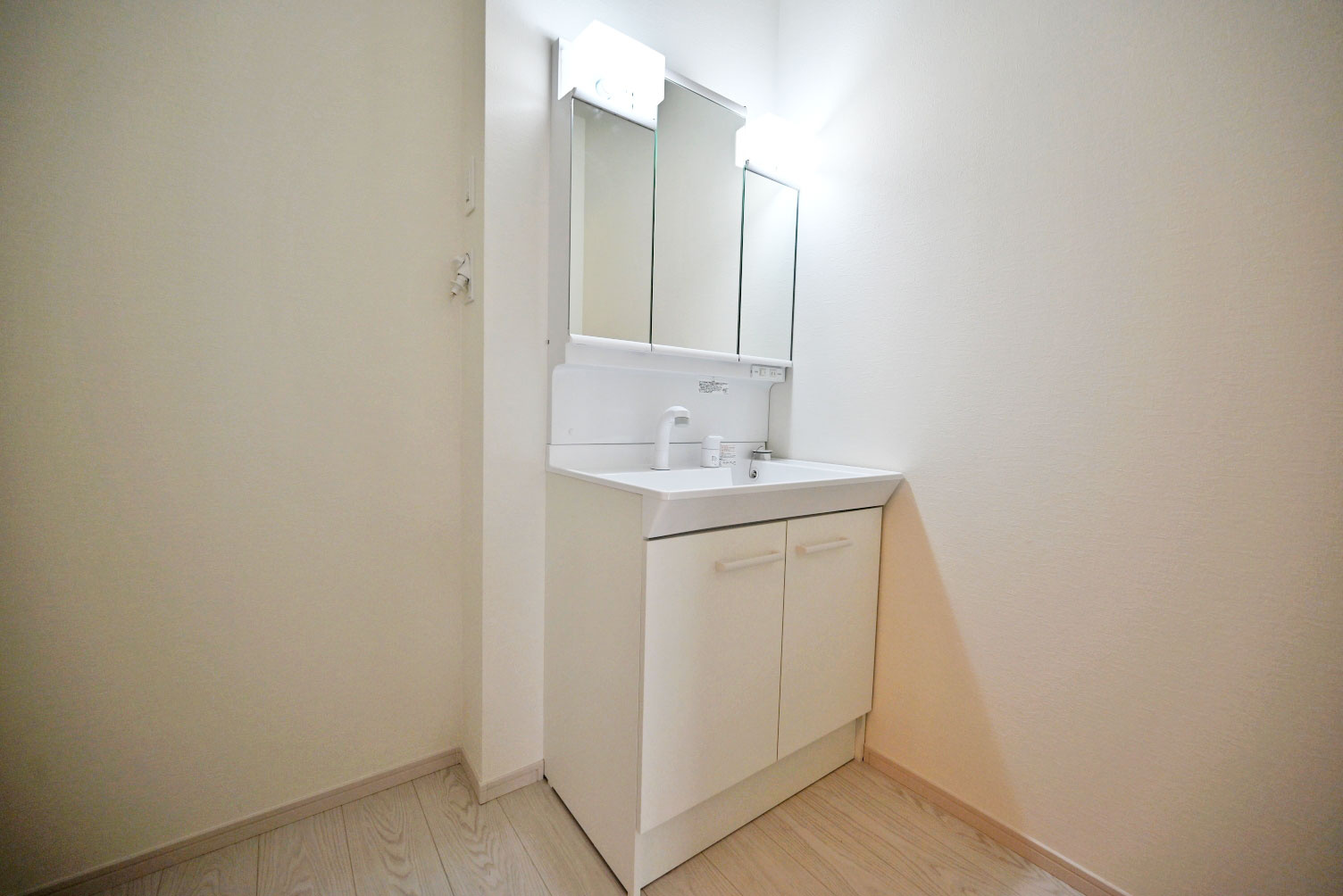 テラシエ朝日ケ丘町新築一戸建て全2区画│4LDK+駐車2台可（制限有）の独立洗面台|洗面所は十分な広さを確保しているので、家族並んで朝の支度もできます。