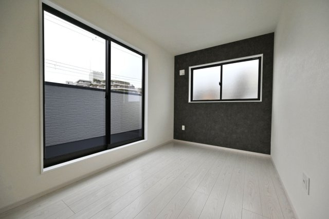 テラシエ朝日ケ丘町新築一戸建て全2区画│4LDK+駐車2台可（制限有）の洋室|主寝室想定（7.0帖）の部屋です。南東向きバルコニーに面した明るいお部屋です。