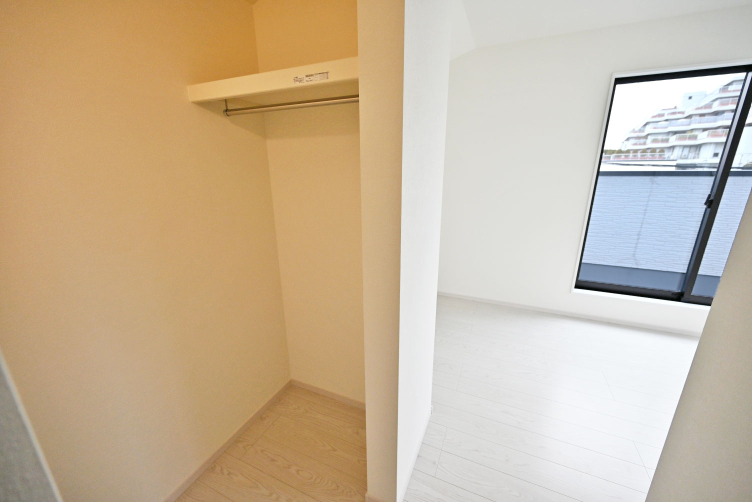 テラシエ朝日ケ丘町新築一戸建て全2区画│4LDK+駐車2台可（制限有）の収納|主寝室想定（7.0帖）の部屋にはウォークインクローゼットも完備。服はもちろん大きな荷物も収納できて便利です。