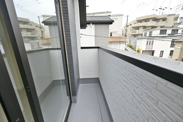 テラシエ朝日ケ丘町新築一戸建て全2区画│4LDK+駐車2台可（制限有）のバルコニー|南東に面したバルコニーには明るい陽射しが差し込みます。