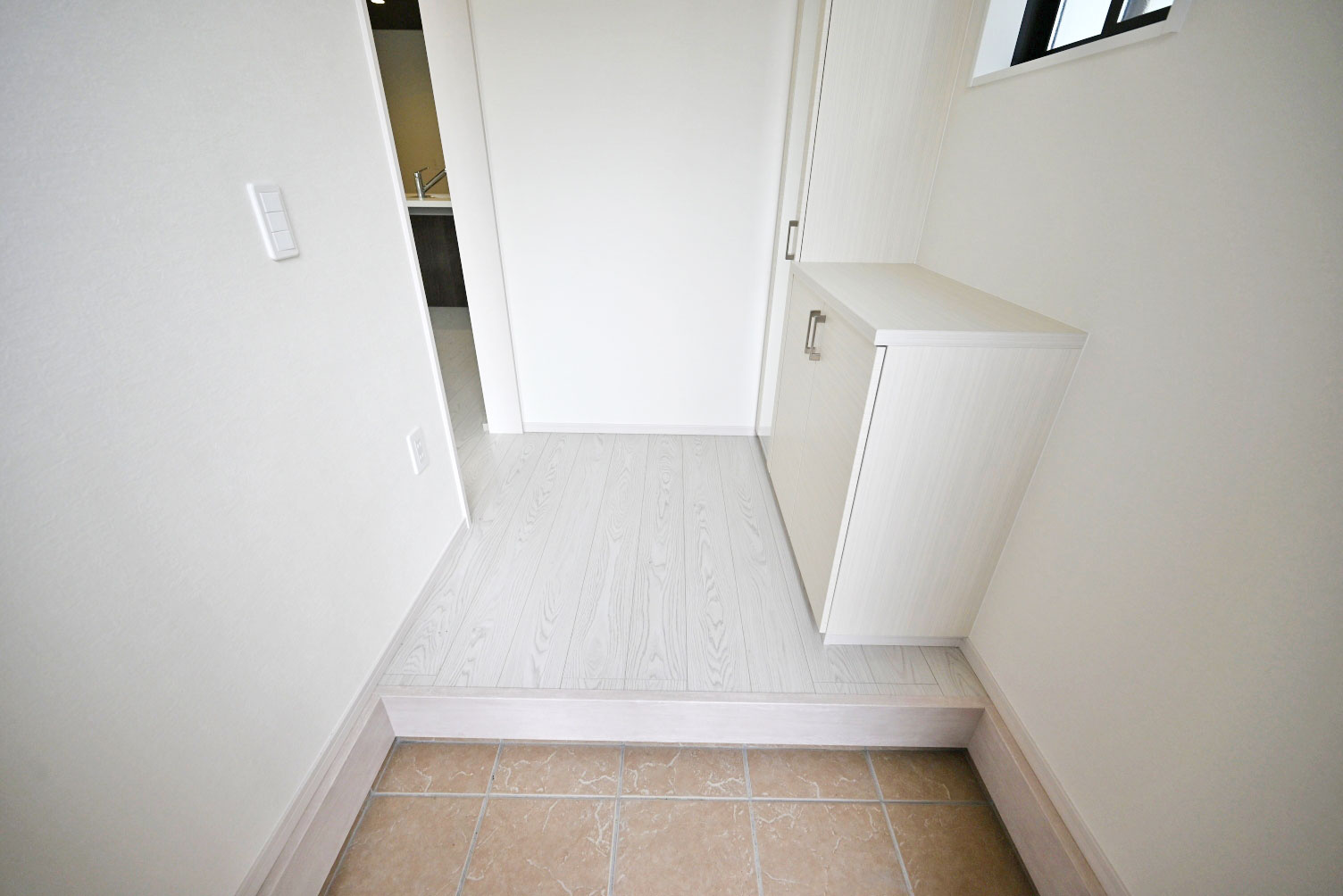 テラシエ朝日ケ丘町新築一戸建て全2区画│4LDK+駐車2台可（制限有）の玄関|玄関横には収納スペースもあるので玄関周りをすっきりと片付けられます。