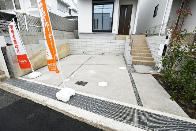 テラシエ朝日ケ丘町新築一戸建て全2区画│4LDK+駐車2台可（制限有）の駐車場|カースペースは並列で駐車2台可※車種により異なります。