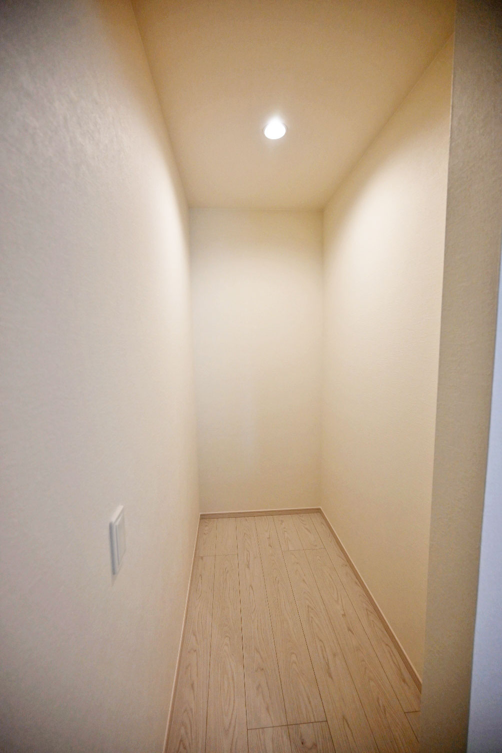 テラシエ朝日ケ丘町新築一戸建て全2区画│4LDK+駐車2台可（制限有）の収納|キッチンの後ろにはパントリーがあるので、食品はもちろん大きな荷物も収納できます。