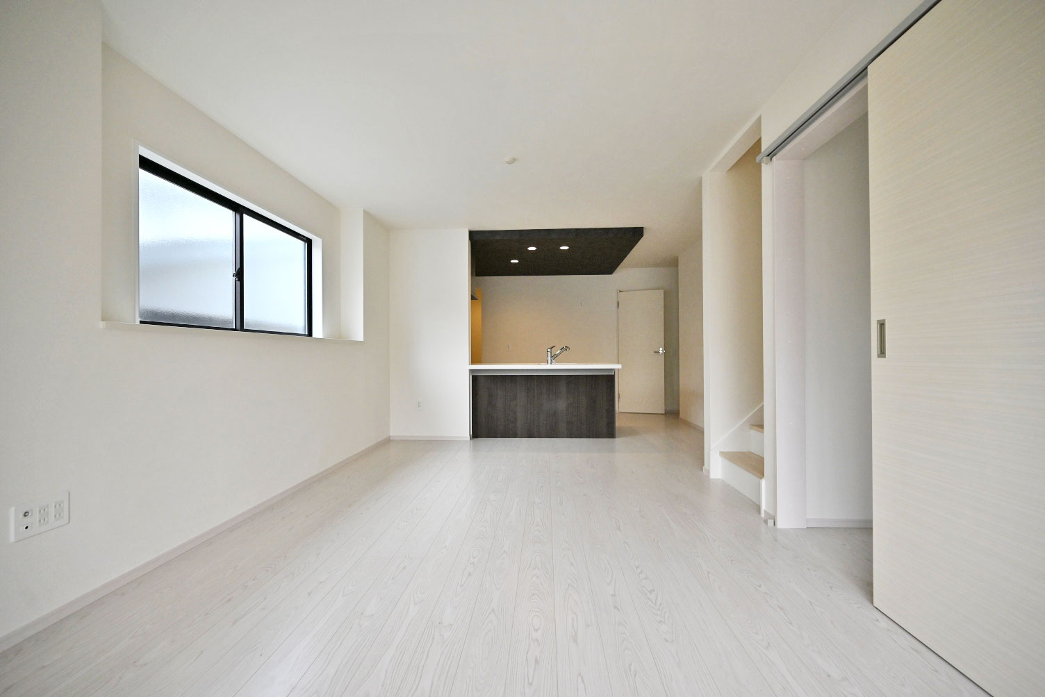 テラシエ朝日ケ丘町新築一戸建て全2区画│4LDK+駐車2台可（制限有）の居間・リビング|キッチンに向かって撮影した写真です。家具の配置がしやすい形状ですので、実際の生活が想像しやすくなっています。