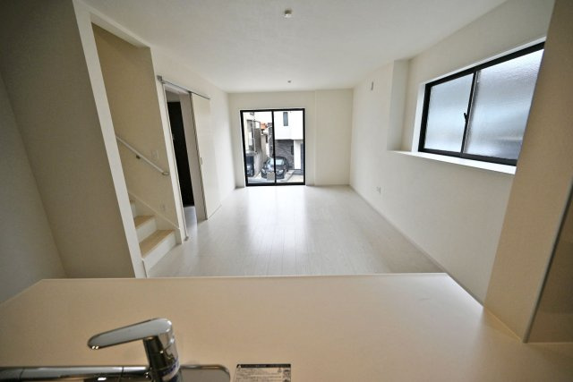 テラシエ朝日ケ丘町新築一戸建て全2区画│4LDK+駐車2台可（制限有）の居間・リビング|キッチン側から撮影した写真です。料理をしながらもリビングの様子が見れるので、小さなお子様がいても安心です。