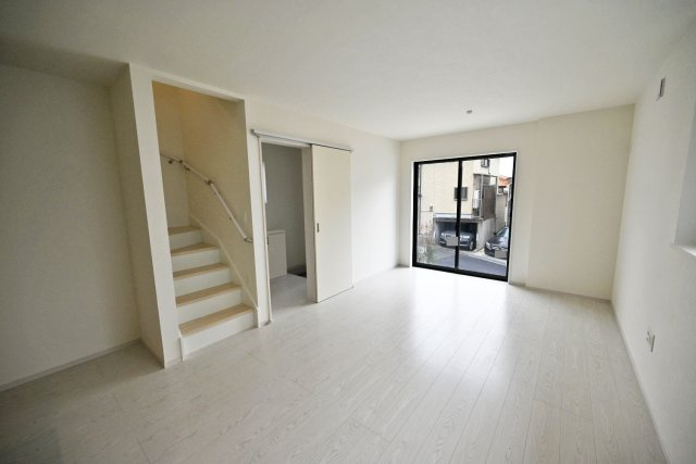 テラシエ朝日ケ丘町新築一戸建て全2区画│4LDK+駐車2台可（制限有）の居間・リビング|リビング階段を採用しているので、自然と家族が顔を合わせるのがいいですね。