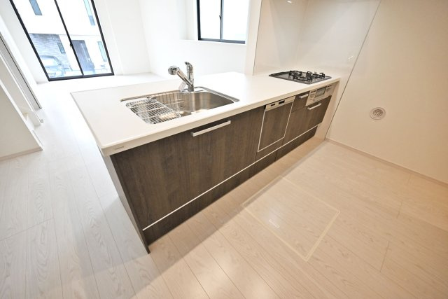 テラシエ朝日ケ丘町新築一戸建て全2区画│4LDK+駐車2台可（制限有）のキッチン|開放的なオープンタイプの対面式キッチンになります。