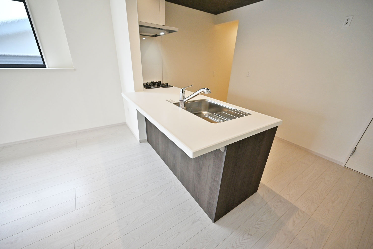 テラシエ朝日ケ丘町新築一戸建て全2区画│4LDK+駐車2台可（制限有）|対面式キッチンは料理をしながらでも家族とのコミュニケーションがとれるのが◎。