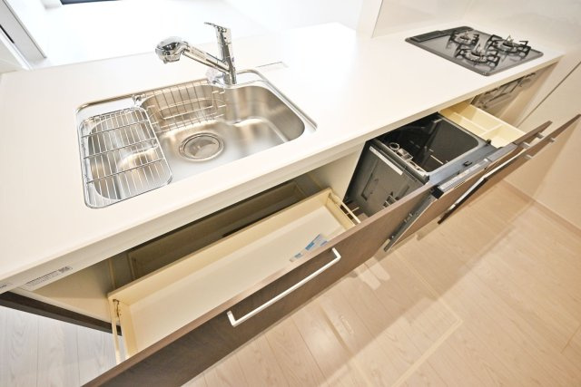 テラシエ朝日ケ丘町新築一戸建て全2区画│4LDK+駐車2台可（制限有）のキッチン|食洗機付システムキッチンは食事後の食器の片づけもスムーズです。又、収納スペースも豊富なのでお鍋のような大きなものも楽々収納できます。